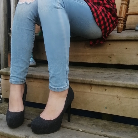 Guess Heels - Picture 3 of 4